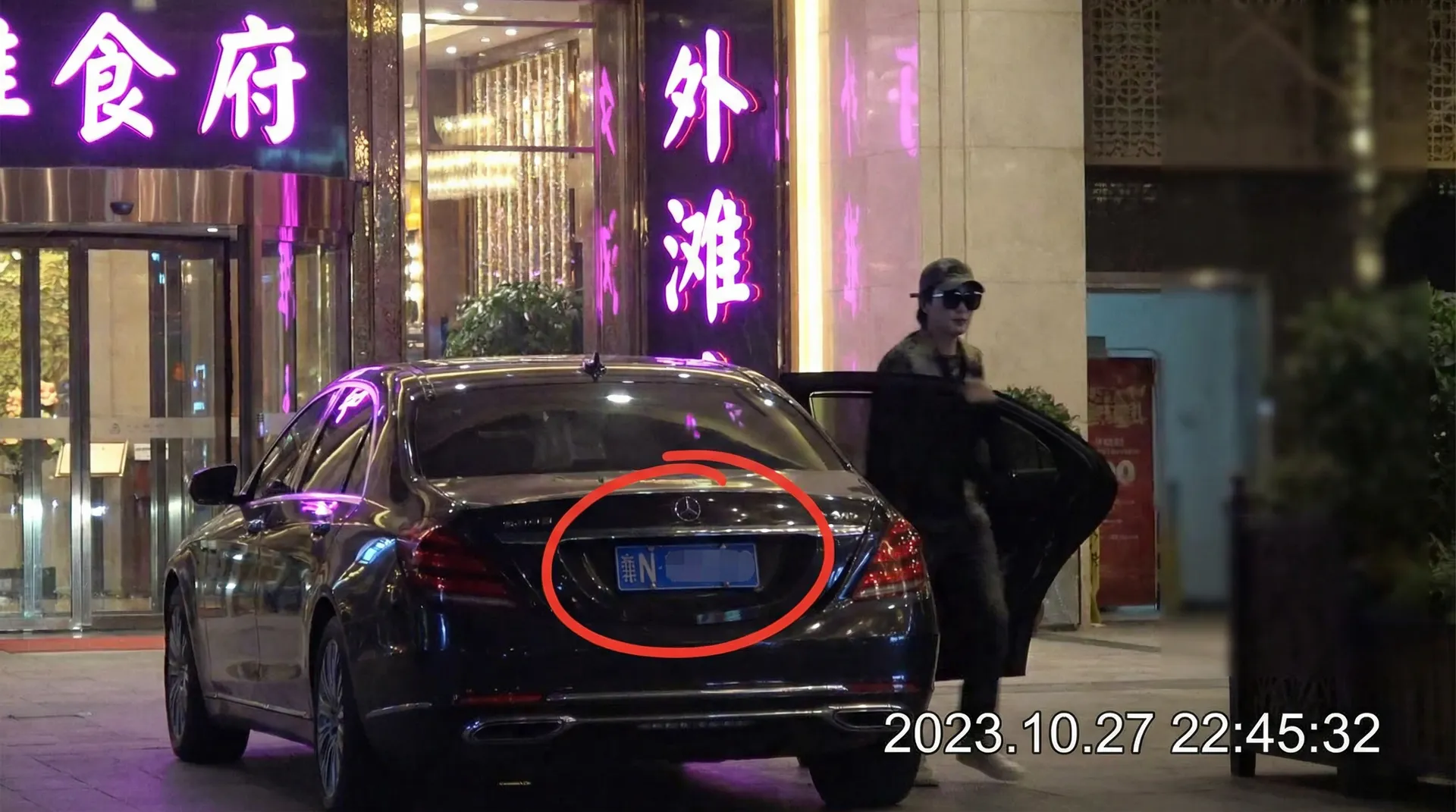 飞亚体育官网 - 豪车餐厅外偷拍
